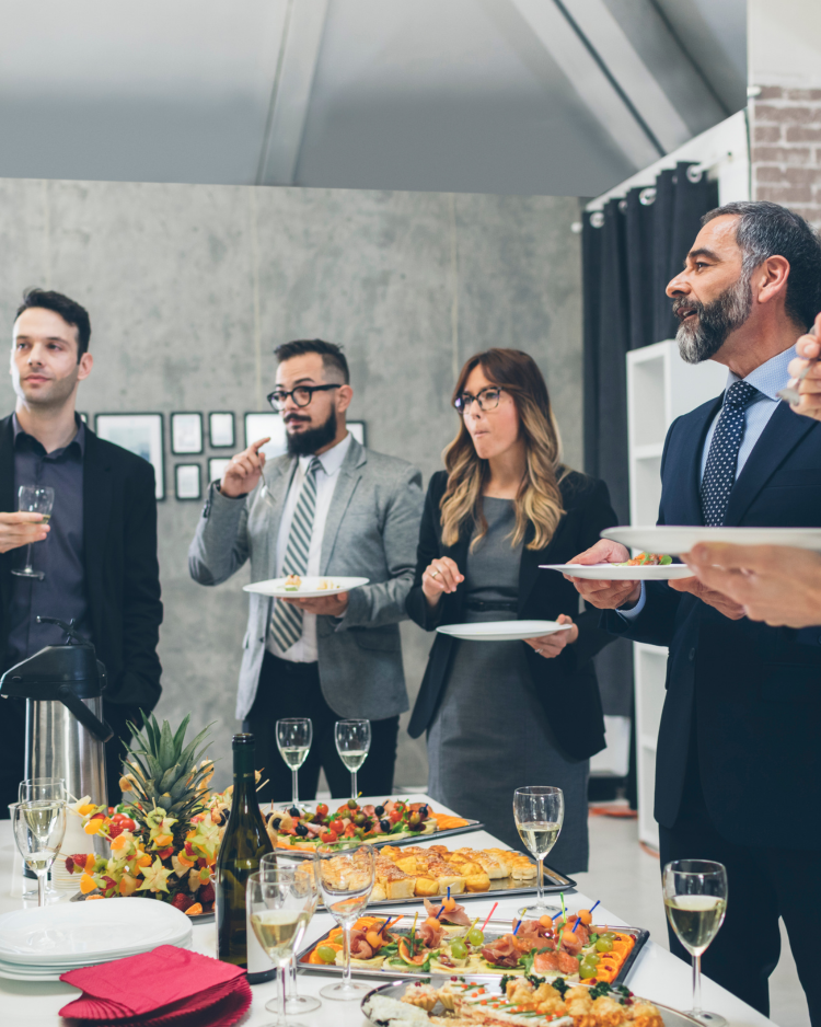 Uczestnicy imprezy firmowej podczas warsztatów integracyjnych