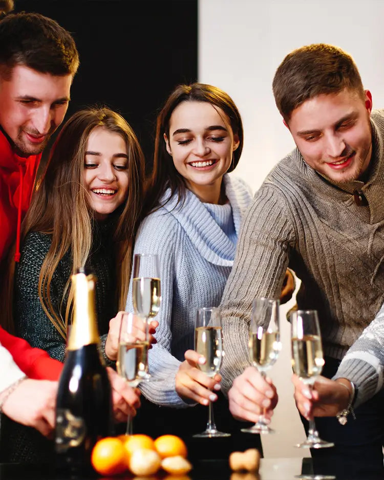 Uczestnicy imprezy firmowej wznoszący toast