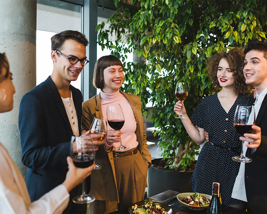 Zadowoleni uczestnicy imprezy firmowej podczas rozmowy